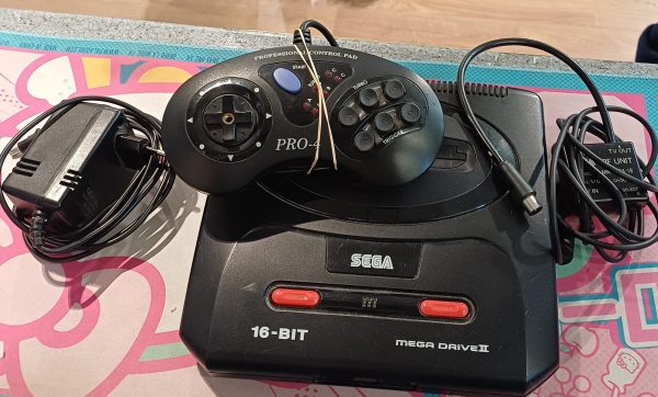 Sega Mega Drive II konsoli käytetty