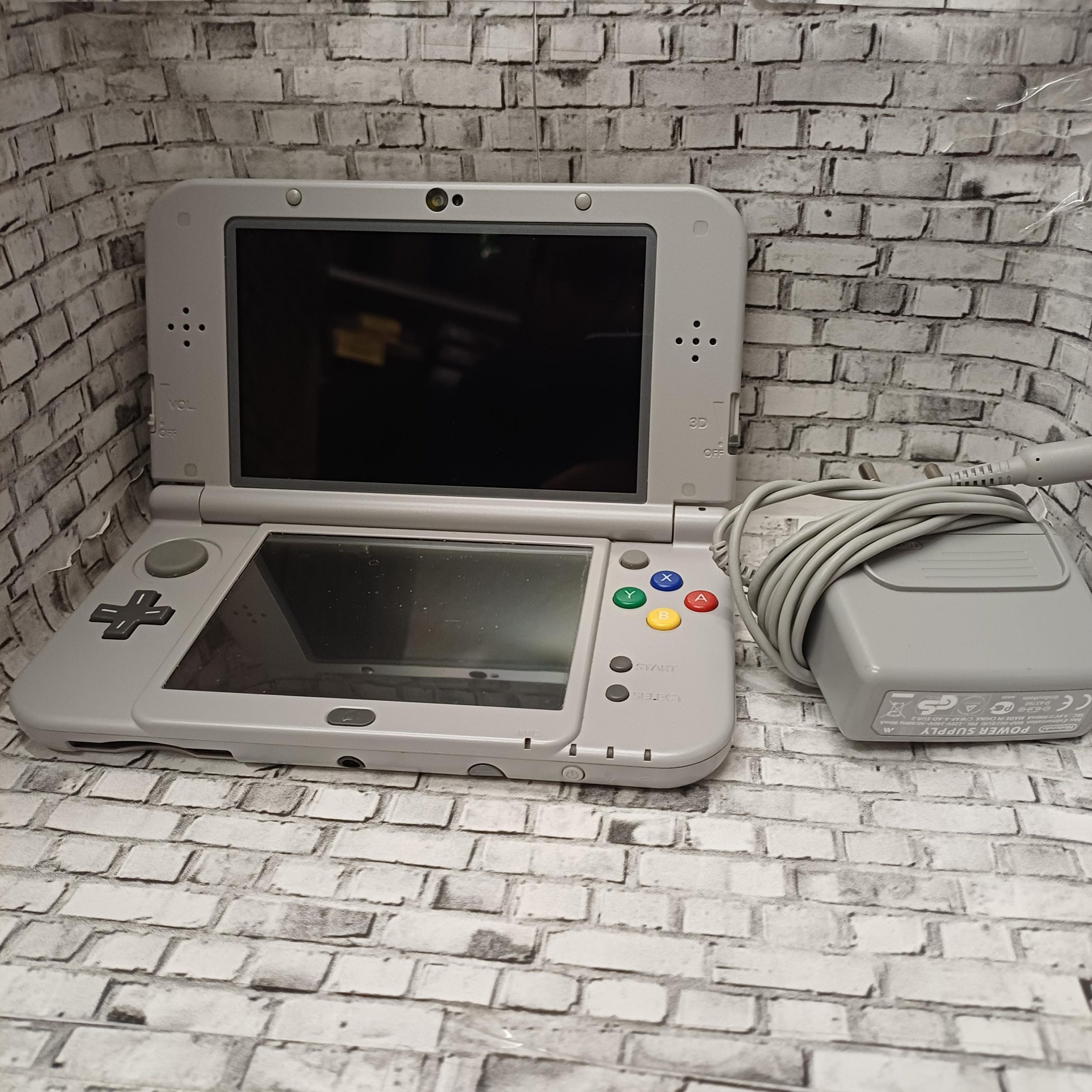 New Nintendo 3DS XL SNES Edition käytetty (3DS) Loose - Image 2