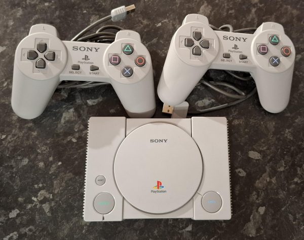Sony PlayStation Classic ‐pelikonsoli käytetty CIB - Image 2