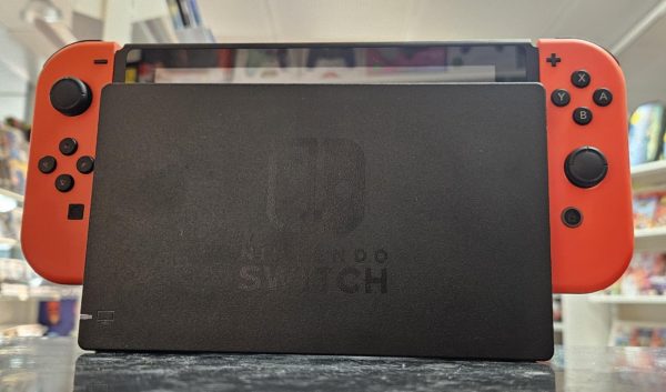 Nintendo Switch -pelikonsoli Mario Red / Neon Red V2 käytetty (takuu 12kk)