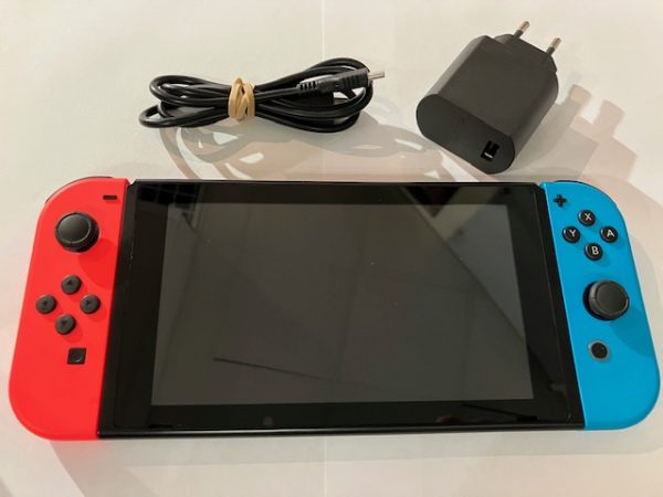 Nintendo Switch V2 Neon Red / Neon Blue käytetty (takuu 6kk) EI SISÄLLÄ TELAKKAA