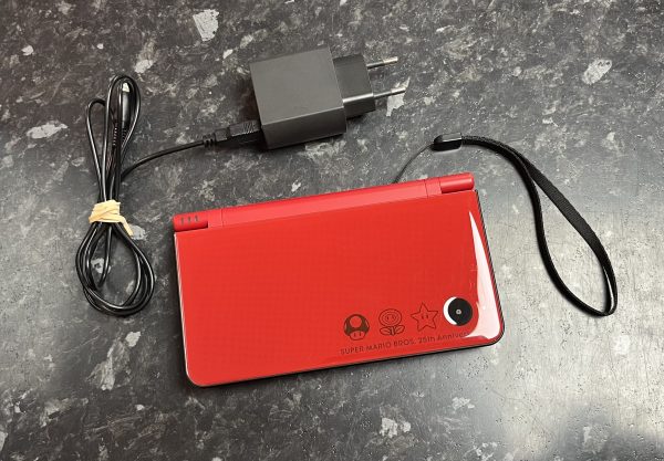 Nintendo DSi XL Super Mario Bros. 25th Anniversary Edition käytetty (DS) Loose