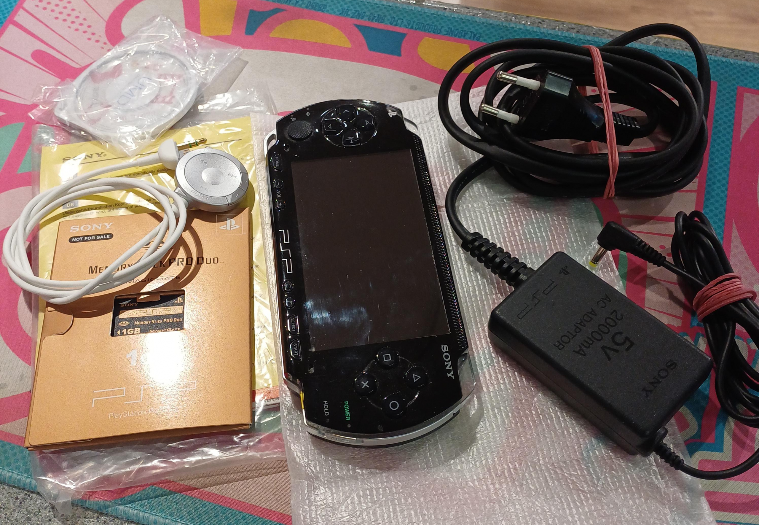 PSP 1004 Giga Pack konsoli käytetty "CIB" - Image 2