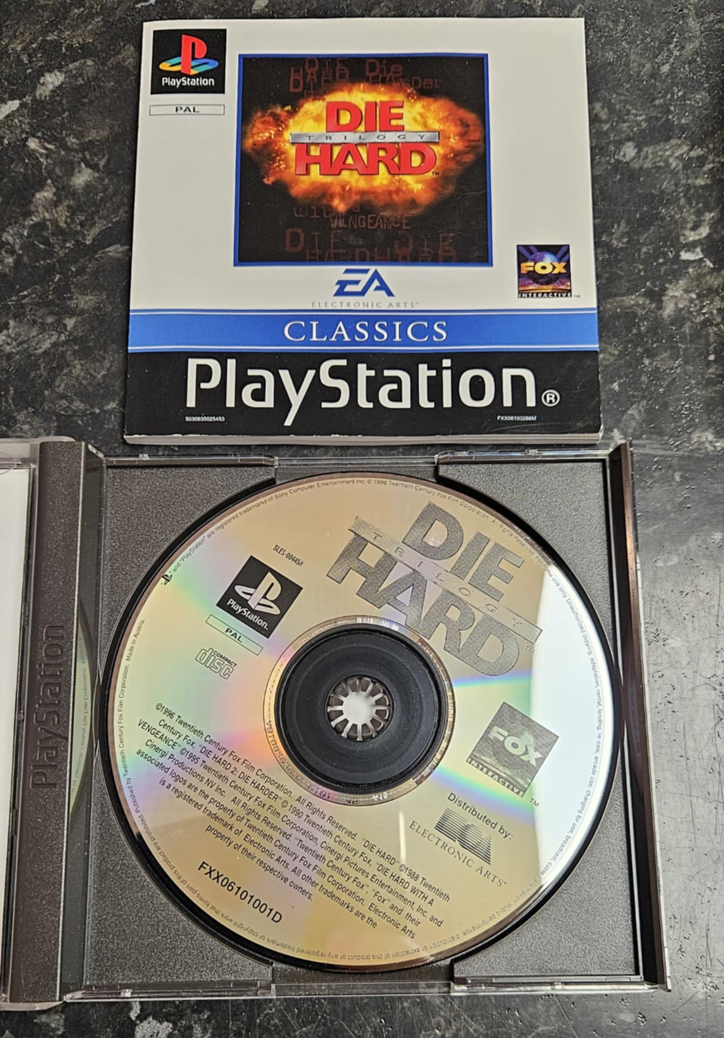 Die Hard Trilogy käytetty (PS1) Classics CIB - Image 3
