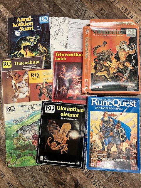 RuneQuest roolipeli kokoelma käytetty